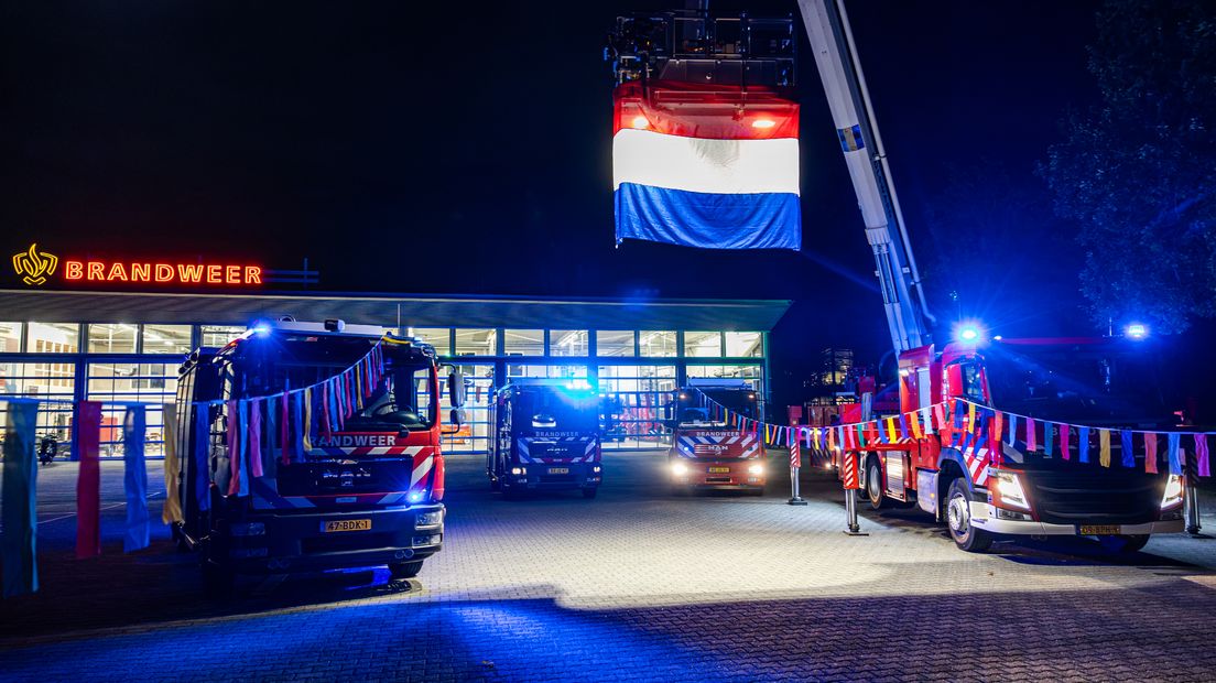 Een feestelijk versierde kazerne in Heerenveen