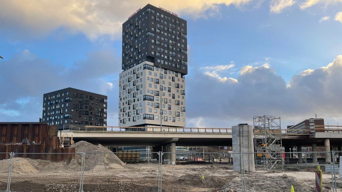 De eerste palen voor het verhoogde Vrijheidsplein zijn al op hun plek gezet