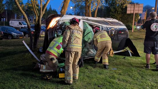Weg bezaaid met brokstukken na zware crash, auto werd 'gelanceerd'