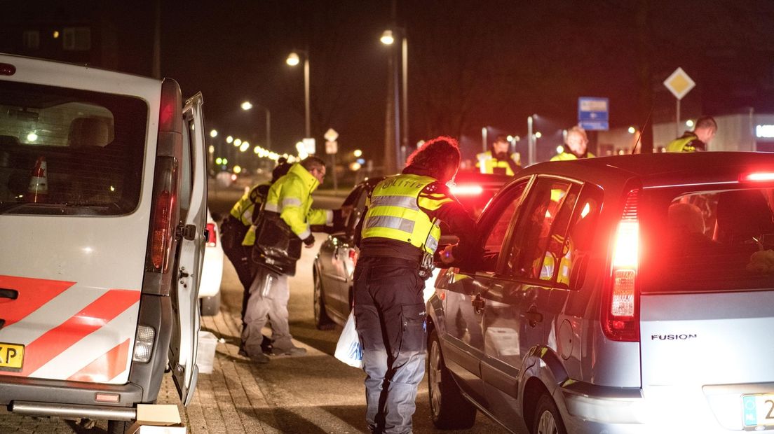 Automobilisten staan in de rij voor de alcoholcontrole