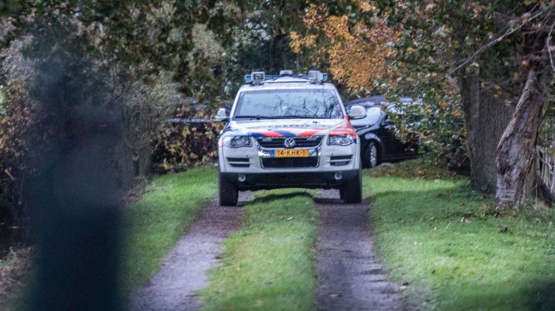 Een politiewagen op het terrein van het crystal meth-lab in Lucaswolde