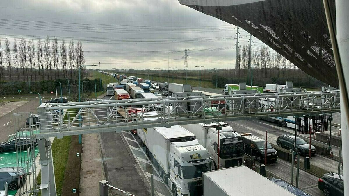 Files door pechgevallen in Westerscheldetunnel, beide buizen waren dicht