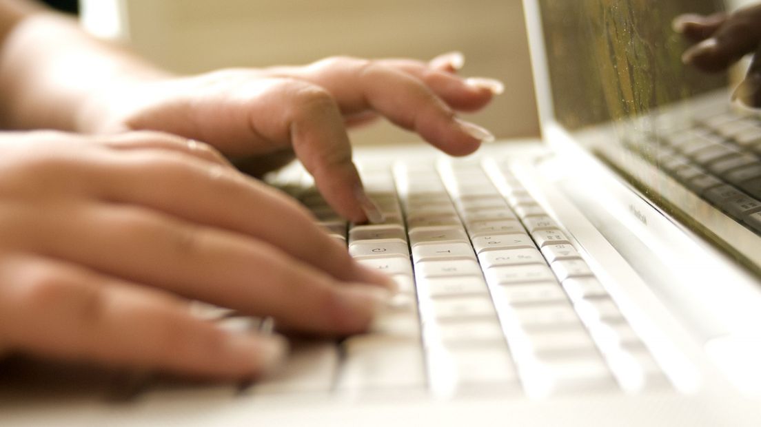 Meer Gelderlanders zijn vorig jaar het slachtoffer geworden van internetoplichting. Dat blijkt uit cijfers van het CBS. De regionale omroepen en de NOS gaan nu een enquête houden om per regio op een rijtje te zetten welke producten en diensten vooral in trek zijn bij online-fraudeurs en hoe de slachtoffers door de politie zijn geholpen.