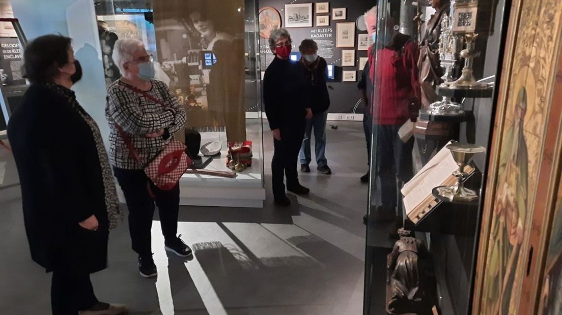 Eerste bezoekers krijgen rondleiding door Ingrid Mens