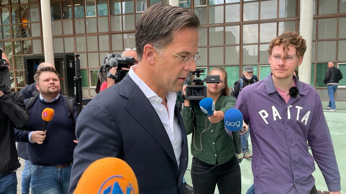 Premier Rutte bij zijn aankomst bij het IMG-gebouw