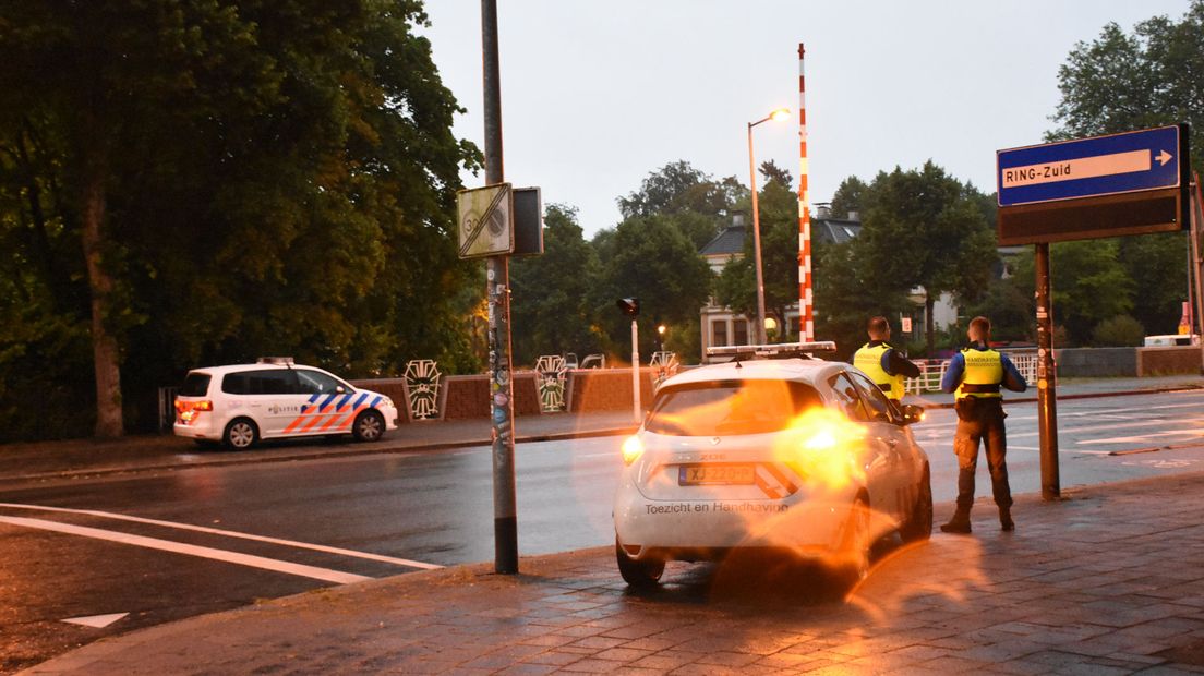 Politie en handhavers posten bij iedere brug in de Diepenring.