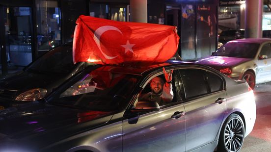Voetbalfans de straat op in Schilderswijk na kwalificatie Turkije voor WK voetbal Nieuws