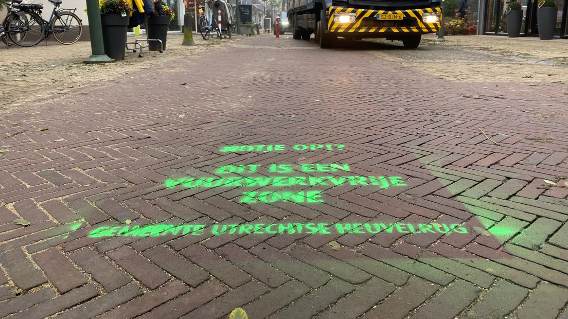 Burgemeester spuit graffiti tegen vuurwerkoverlast