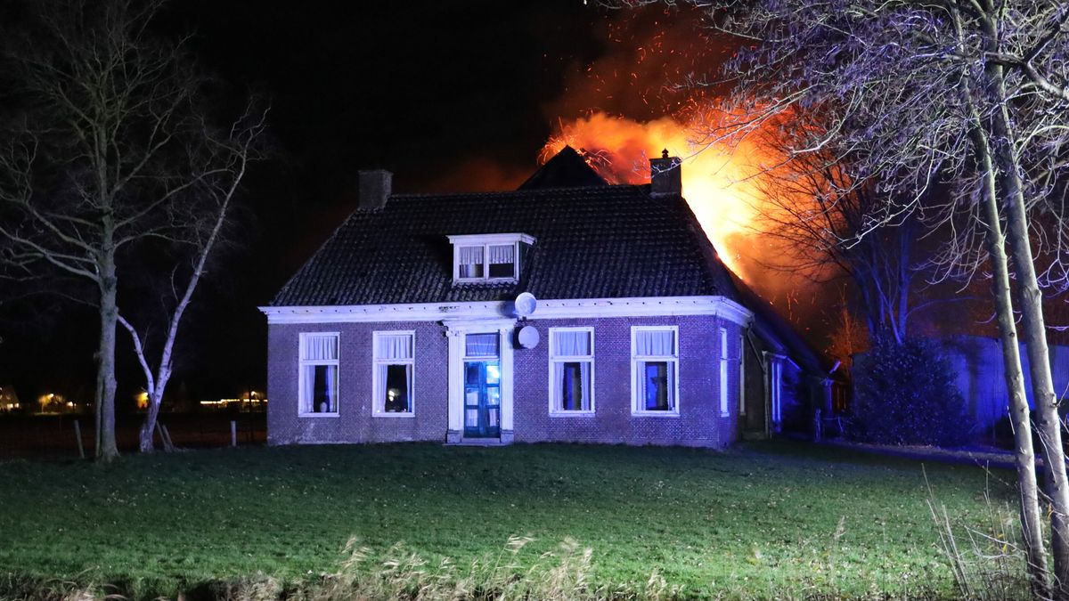 Auto botst tegen oliebollenkraam in Dokkum | Werk aan brug in Sneek duurt een week langer dan geplan