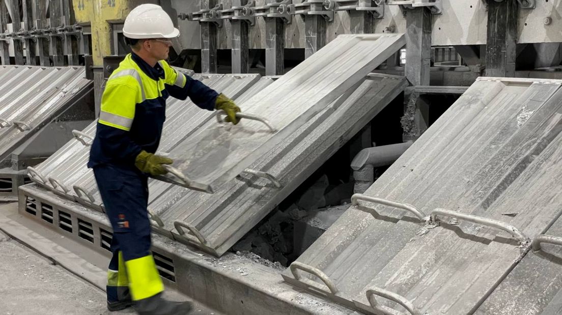 Een medewerker in de fabriek (archief)