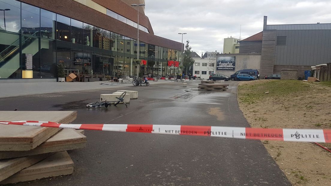 Bij Happy Italy in Arnhem is de glazen terrasafscheiding zondagmiddag omgewaaid. Vijf mensen zijn daardoor gewond geraakt, onder wie een kind. De omgeving rond het restaurant is afgezet.