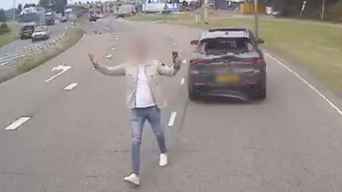 Automobilist die vol op rem trapt voor vrachtwagen noemt actie 'heel dom', chauffeur is woest