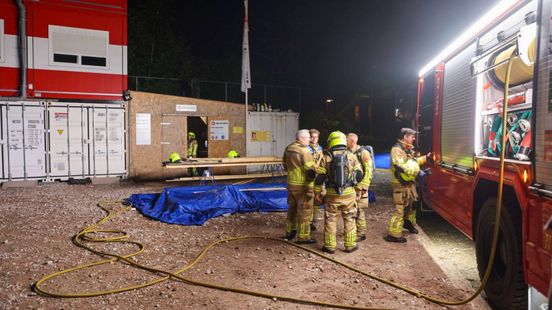 Rook in hele straat door broeiende zaagselmachine