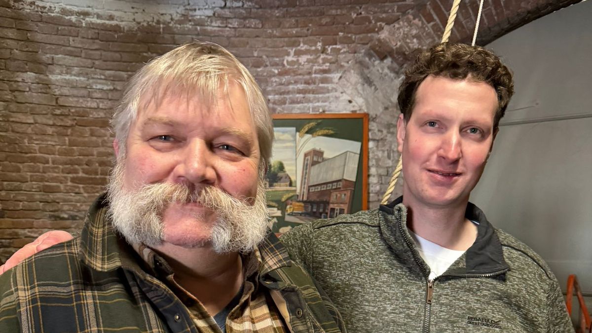 Molenaar Tonnie geeft na 57 jaar zijn levenswerk door aan bonuszoon