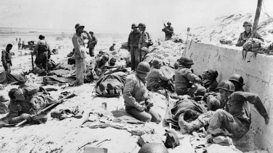 Amerikaanse gewonden krijgen eerste verzorging op Omaha Beach - publiek domein