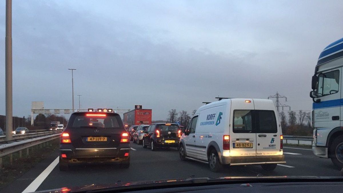 Ongeluk met meerdere voertuigen op A2 bij Roosteren