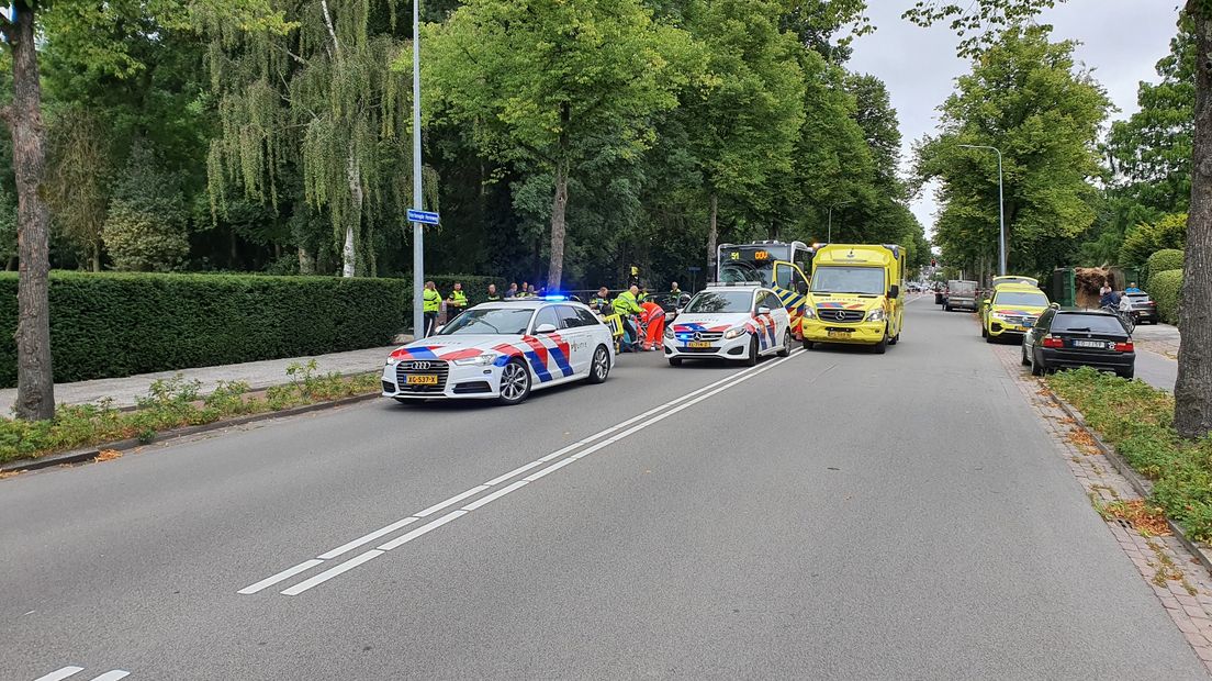 Hulpdiensten zijn aanwezig op de Verlengde Hereweg in Stad