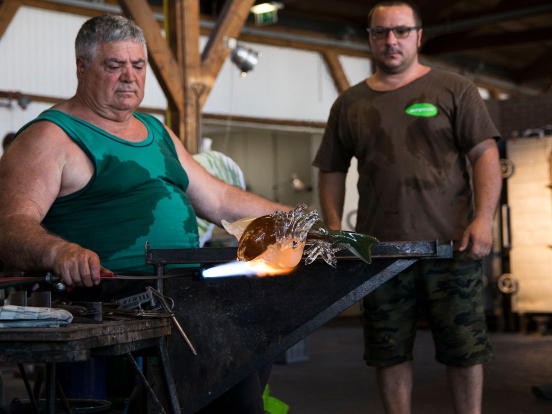 Vader en zoon Silvano en Marco Signoretto aan het werk