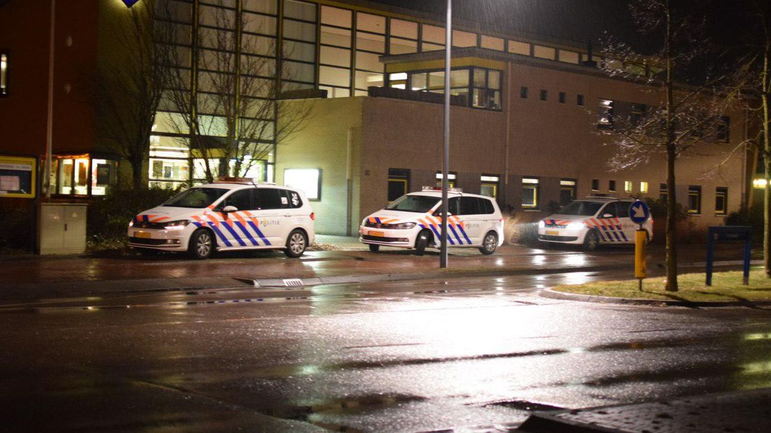 Het politiebureau in Coevorden was gisteravond afgezet (Rechten: Van Oost Media)