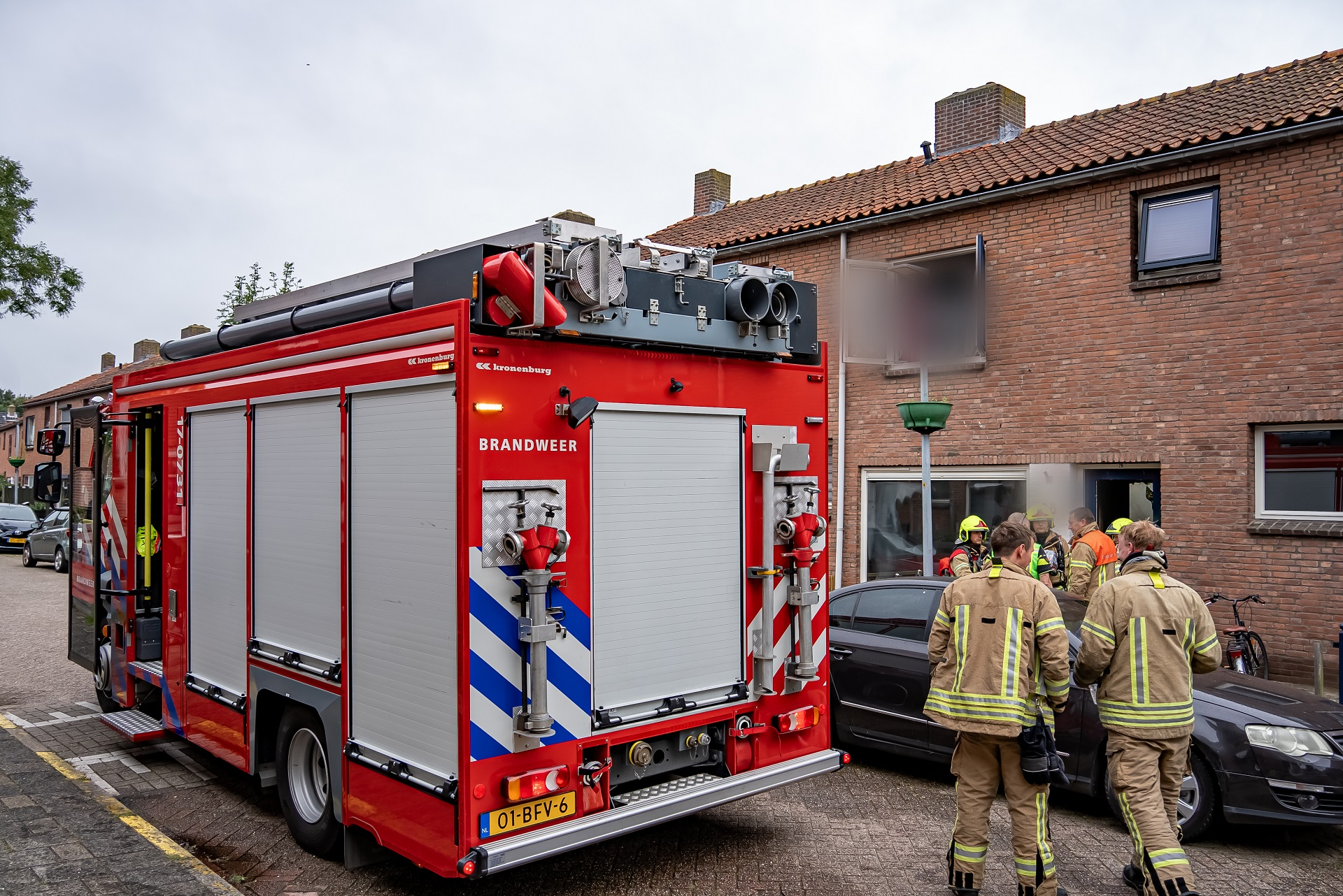 Tieners Aangehouden Voor Bezit Vuurwapens En Mes | Dode Bij Woningbrand ...