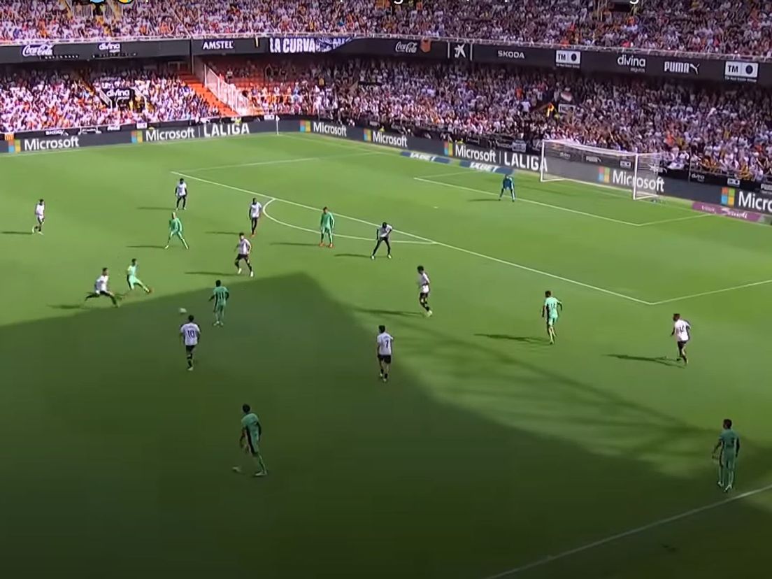Atlético Madrid combineert in de as van het veld.