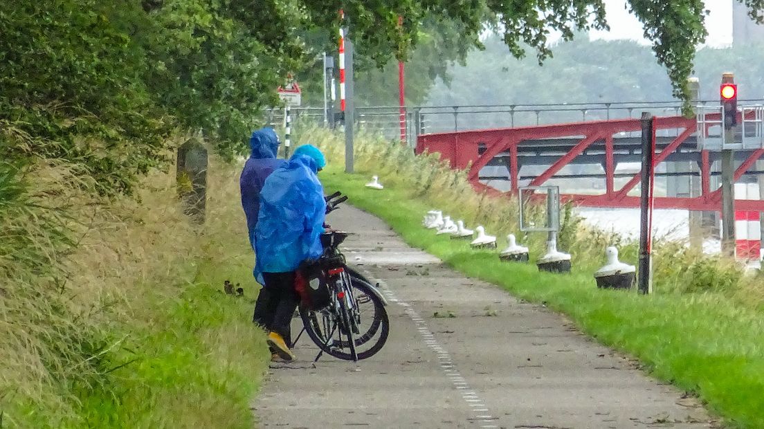 Wie naar buiten gaat, doet er verstandig aan een poncho of regenjas mee te nemen
