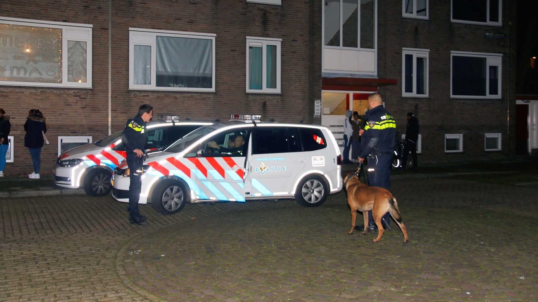 Daders Vluchten Weg Na Vechtpartij In Vlissingse Flat (video) - Omroep ...