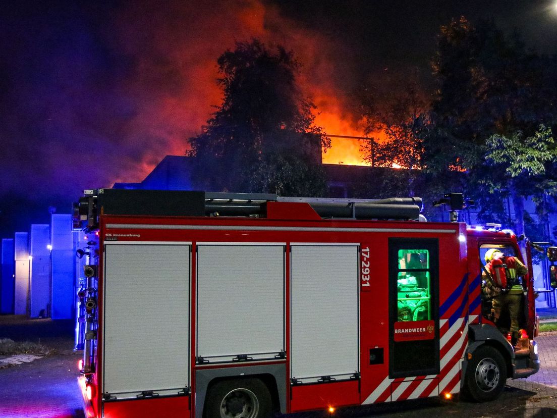 Uitslaande brand bij een bedrijfsverzamelgebouw in Zuidland