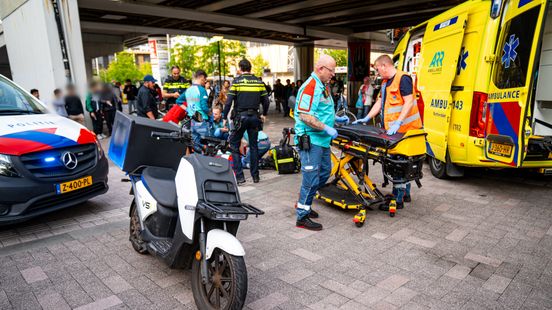 Voetganger gewond na botsing met maaltijdbezorger in Rotterdam. Voetganger gewond na botsing met maaltijdbezorger in Rotterdam.