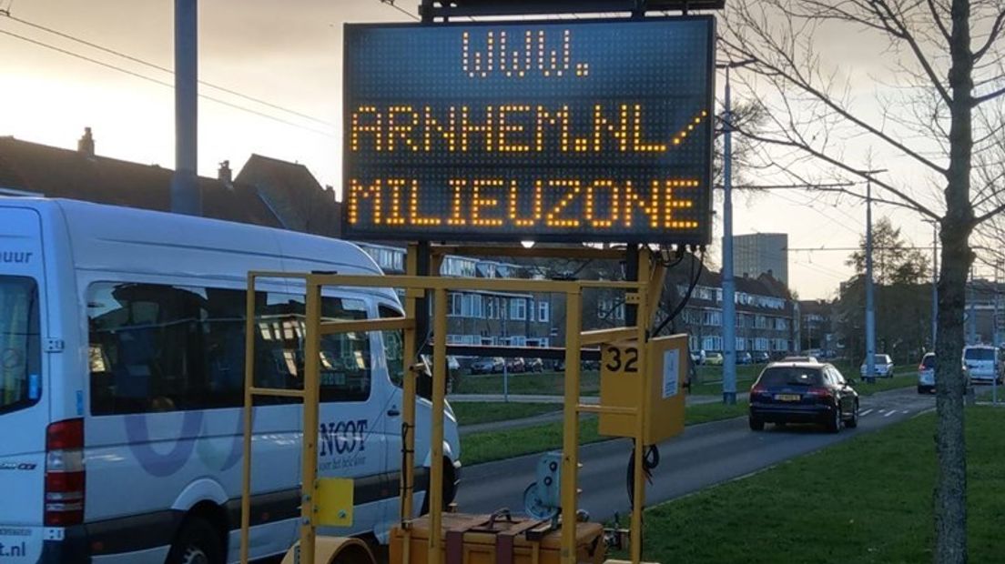 Verkeer rijdt de milieuzone in Arnhem in.