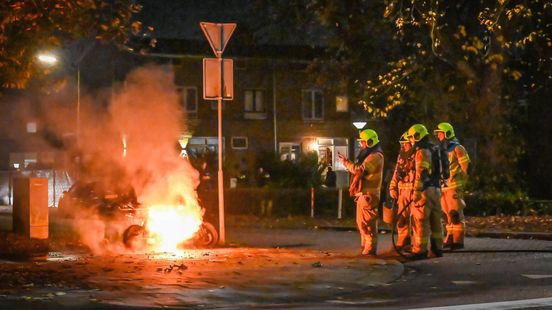 Elektrische scooter in vlammen op • fietser gewond na botsing. Elektrische scooter in vlammen op • fietser gewond na botsing.