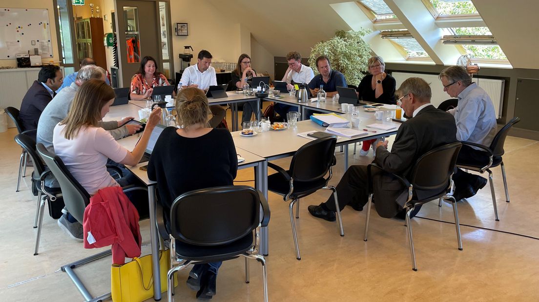 Onderhandelingstafel in de Haagse Stadskwekerij