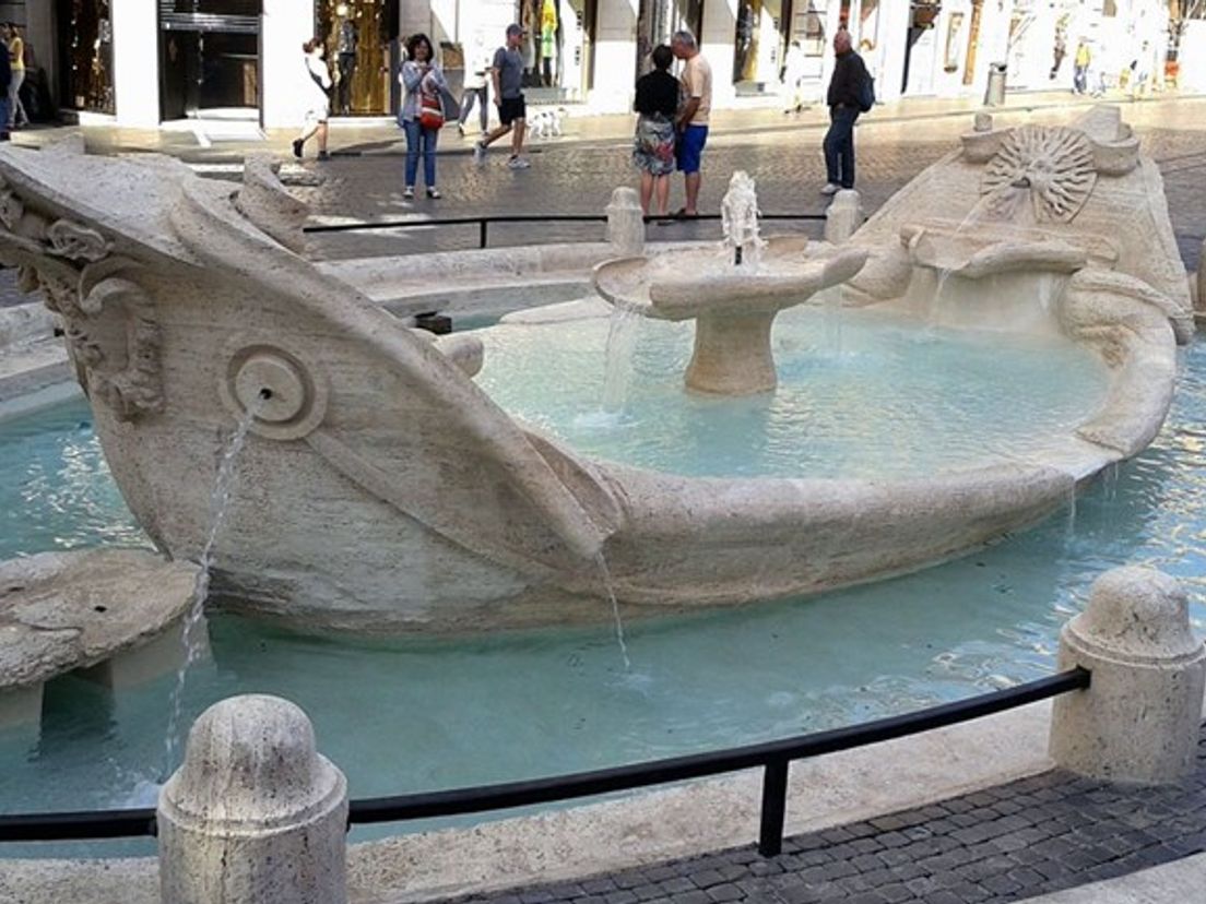 De fontein in Rome die door Feyenoordsupporters werd beschadigd