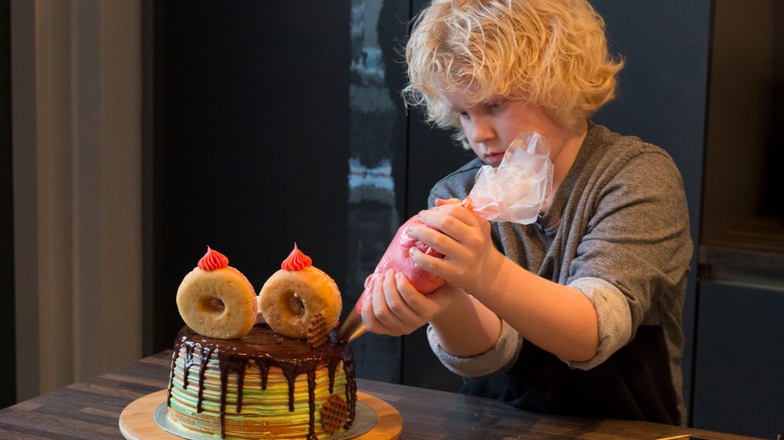 Thomas is bezig met een taart (Rechten: Wiedse Veenstra/RTV Drenthe)