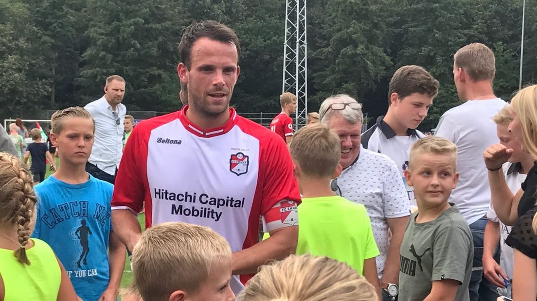 Anco Jansen deelt handtekeningen uit in Rolde na het oefenduel tegen FC Groningen in juli van het vorig jaar