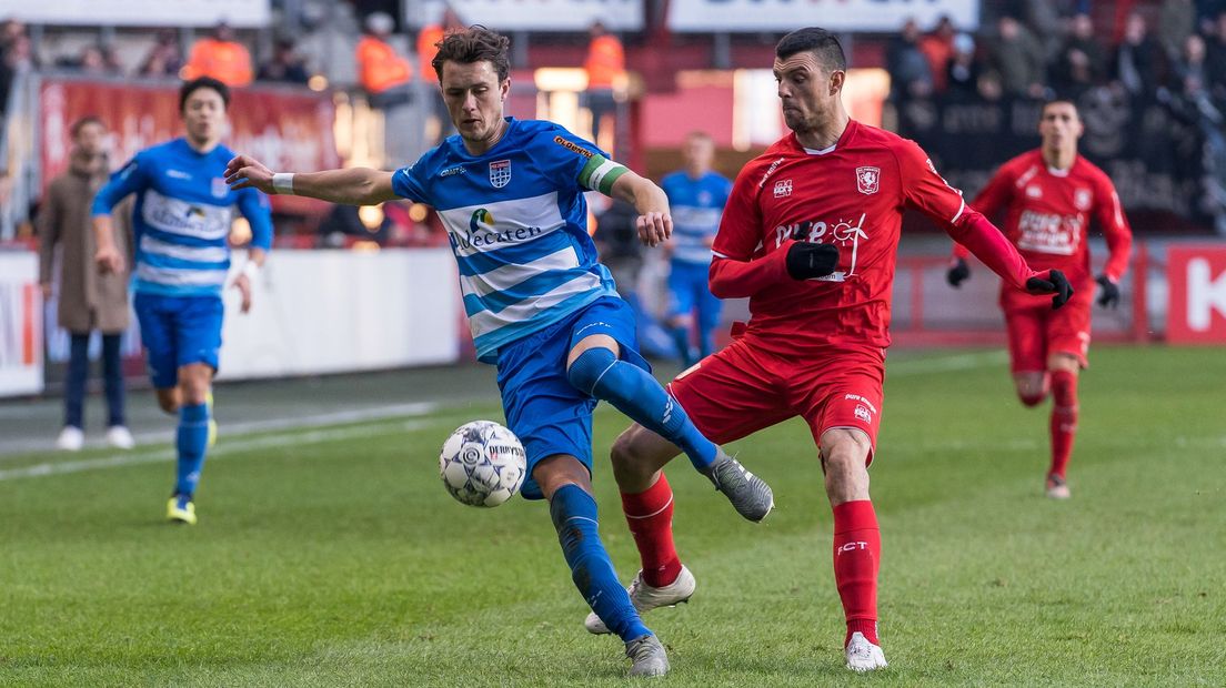 Thomas Lam in duel met Haris Vuckic tijdens FC Twente-PEC Zwolle van vorig seizoen