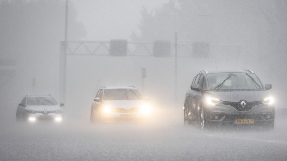 Foto ter illustratie: Auto's onderweg met slecht weer.