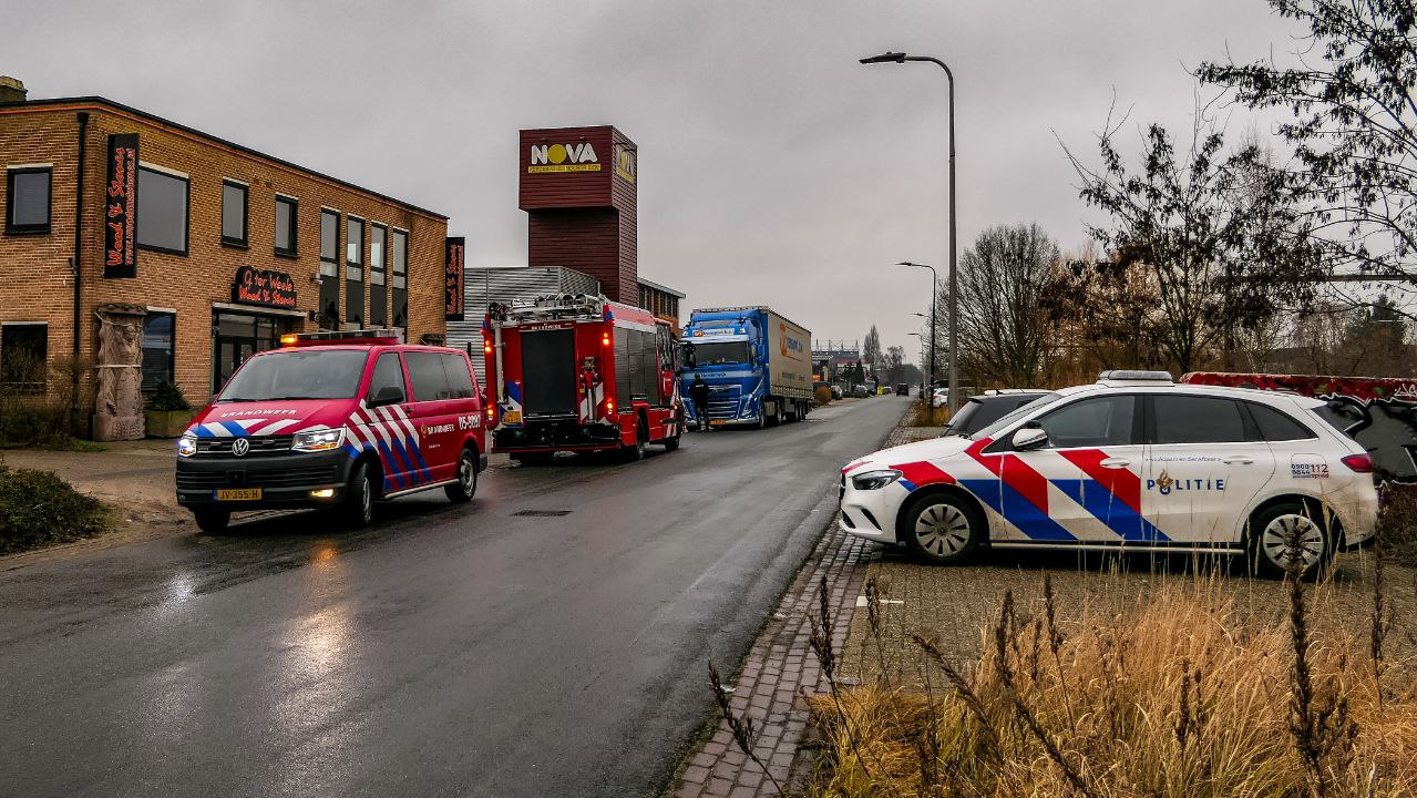 Gewonde bij ongeval bij bedrijfspand in Enschede.