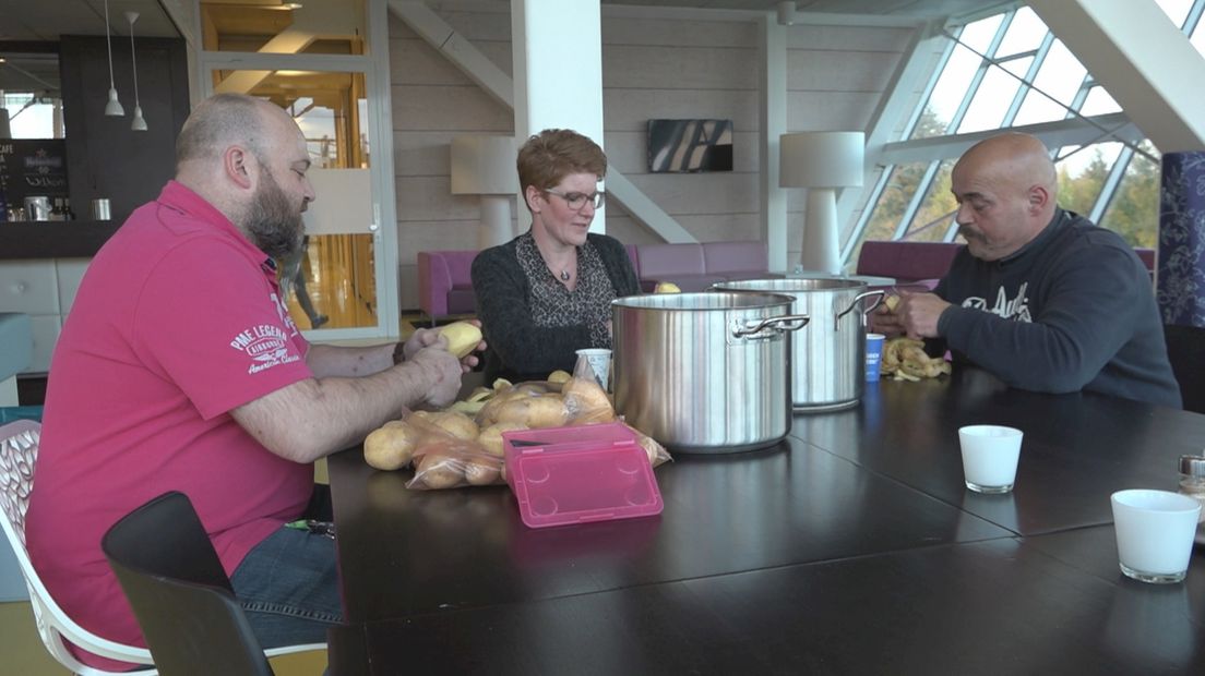 Vrijwilligers schillen de aardappels