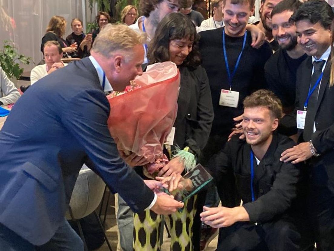 Rokus krijgt de AD Gouden Pollepel 2023 van hoofdredacteur Regio Paul van den Bosch