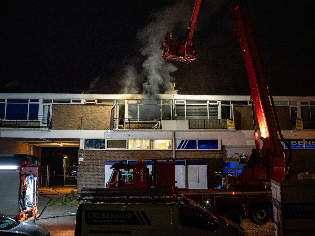 Met een hoogwerker heeft de brandweer op het dak gecontroleerd of de vlammen uit waren en wat sloopwerkzaamheden uitgevoerd