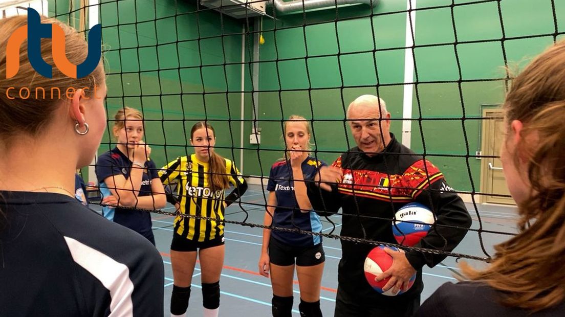 Trainer Jan de Brandt geeft uitleg aan de A1.