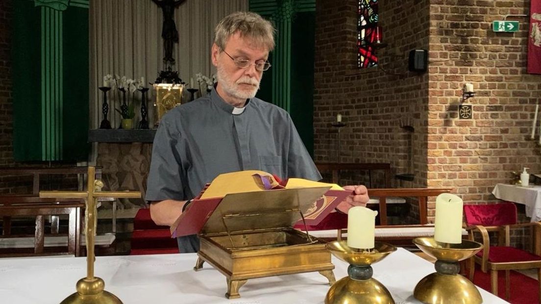 Pastoor Peter Stiekema zet de thermostaat de komende maanden niet hoger dan 15 graden.
