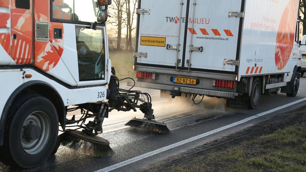 Lekkende auto trekt oliespoor door Aadorp en veroorzaakt verkeersoverlast