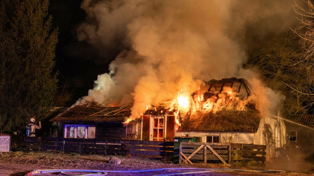 Felle uitslaande brand verwoest rietgedekte woning in Wapse