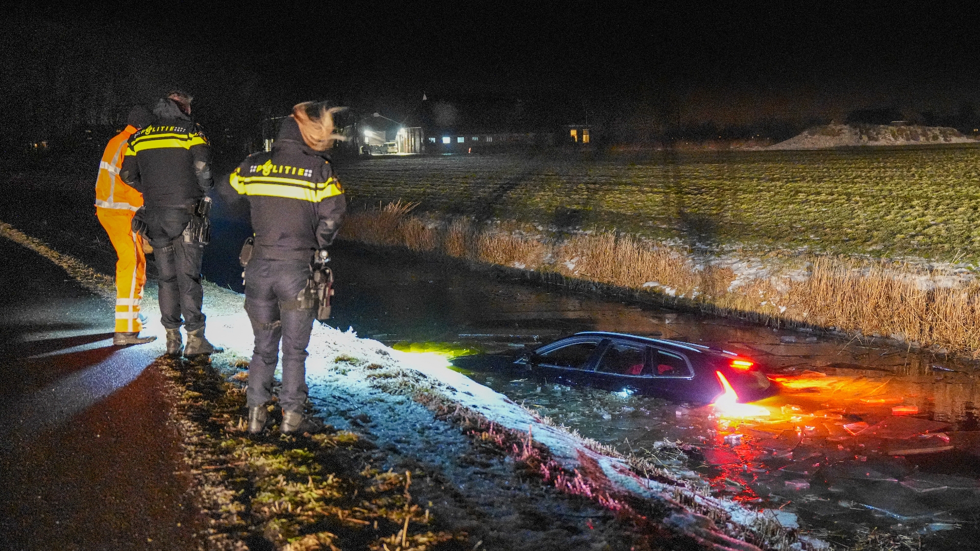 Automobilist belandt in water bij Middelstum • Auto beschadigd na ongeluk bij Westerbroek.