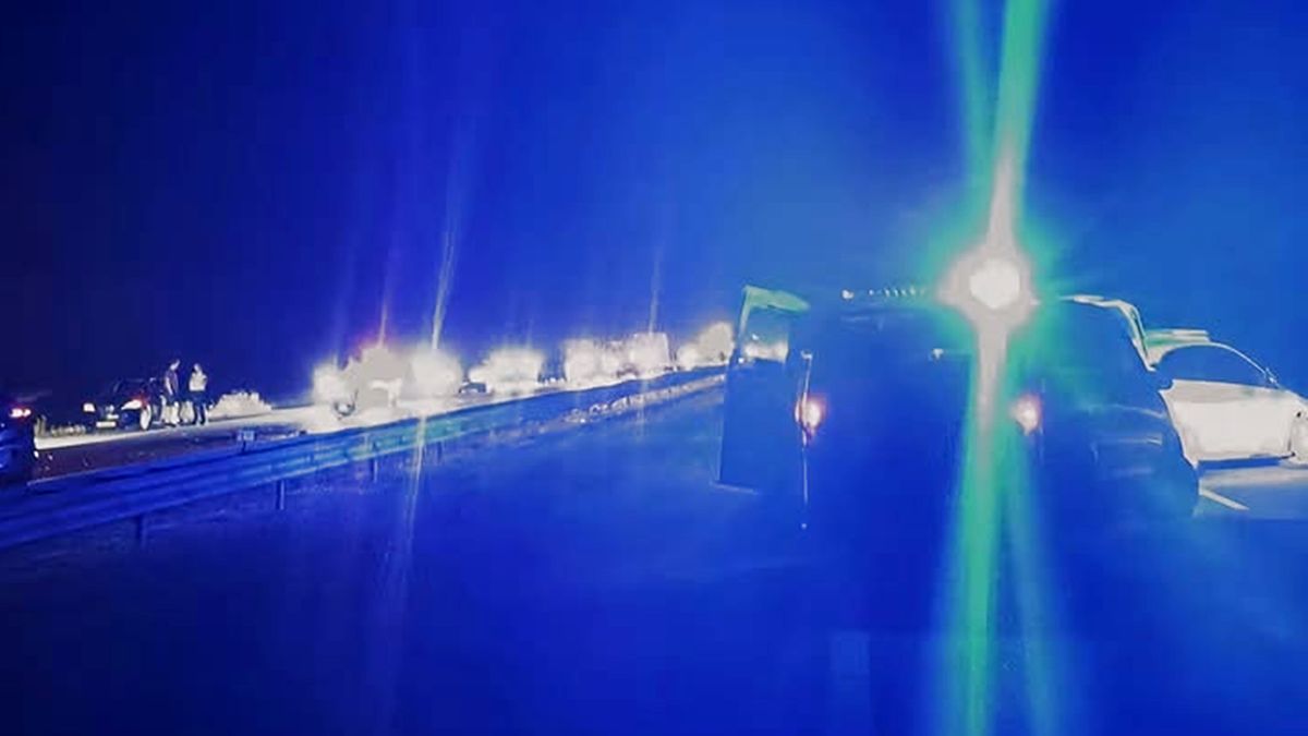 Politie zet A7 af en haalt obstakels van de weg na ongeluk bij Frieschepalen