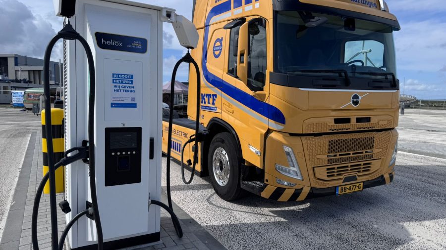 Een vrachtwagen hangt aan de lader