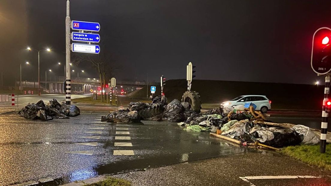 De oprit naar de A1 bij Oldenzaal werd dinsdag geblokkeerd door boeren
