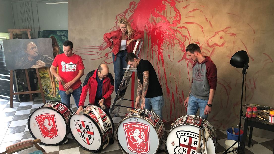 Hartstlag van FC Twente: trommelaars met Sonna voor het doek (Joffrey Vogelzang, Paco Campos, Marcello Meursen en Maikel van der Velde)